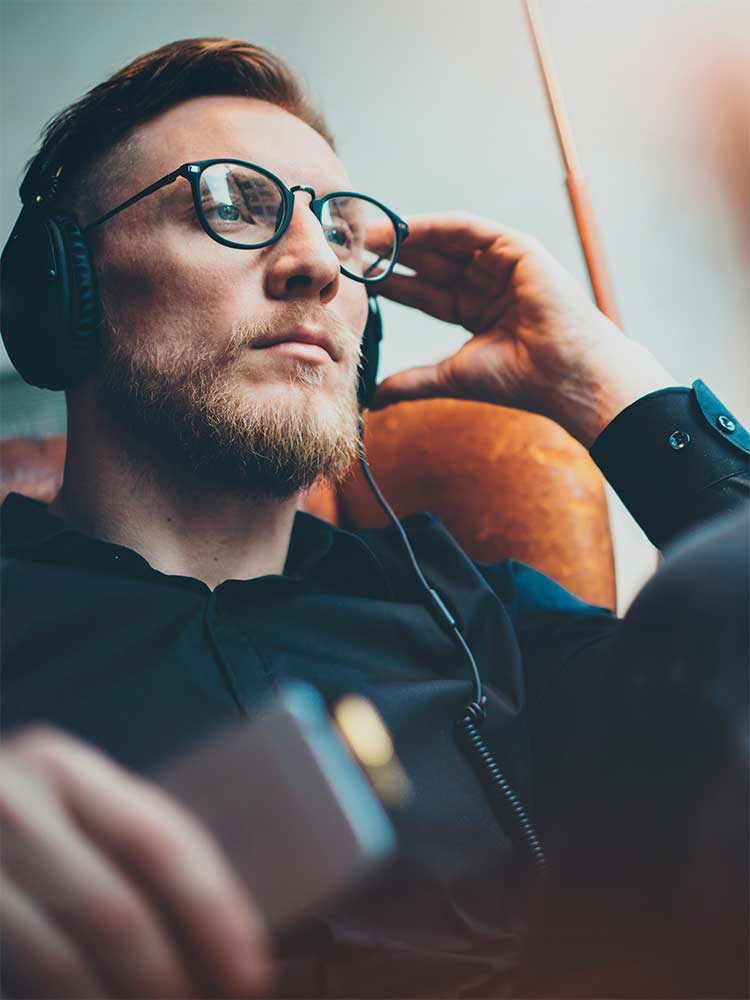 guy_headphones